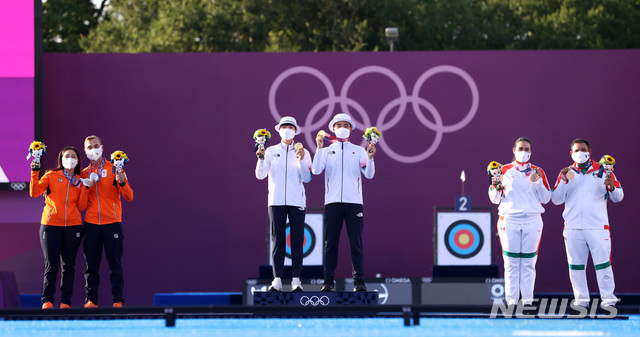 대한민국 양궁 대표팀 안산과 김제덕이 2020 도쿄올림픽 양궁 남녀혼성단체전 결승에서 승리하며 금메달 세리머니를 하고 있다./사진=뉴시스