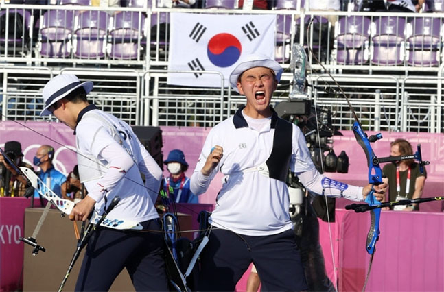 대한민국 양궁 대표팀 안산(왼쪽)과 김제덕이 24일 일본 도쿄 유메노시마 양궁장에서 열린 2020 도쿄올림픽 양궁 남녀혼성단체전 결승전에서 금메달을 확정지은 뒤 기뻐하고 있다. /사진=뉴시스