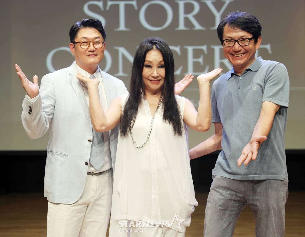가수 김현철, 한영애, 김창기가 26일 오후 온라인 생중계로 진행된 김현철, 한영애, 김창기, 안치환 '사운드 프로젝트' 기자간담회에 참석해 포즈를 취하고 있다. '사운드 프로젝트'는 건강한 음악 생태계를 위한 플랫폼인 사운드프렌즈가 시대를 관통하는 거장들과 함께 세대와 문화의 벽을 넘기 위해 선보이는 프로젝트다. 한국 대중음악의 황금기였던 1960~90년대 아티스트를 재조명하고 어덜트 컨템포러리 음악시장을 조성해 다양한 뮤지션들의 지속가능한 활동 기반을 마련하는 것이 목표다. / 사진제공 = 사운드프렌트 /사진=김창현 기자 chmt@