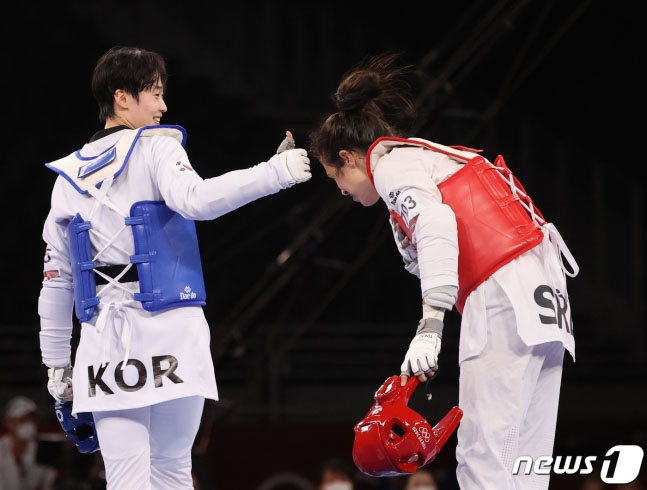 태권도 이다빈이 27일 오후 일본 지바현 마쿠하리 메세 A홀에서 열린 '2020 도쿄올림픽' 67kg급 여자 태권도 결승전에서 세르비아의 밀리차 만디치에게 패배한 뒤 상대에게 엄지손가락을 들어 보이고 있다. /사진=뉴스1