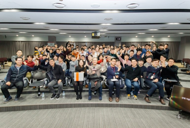4년 연속 고용노동부의 '일자리 으뜸기업'으로 선정된 SK하이닉스 임직원의 모습. 사진제공=고용노동부