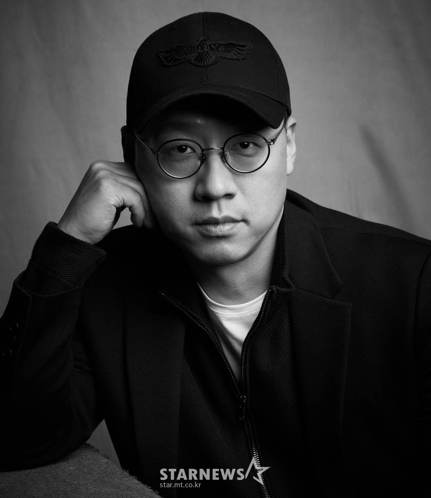 넷플릭스 '킹덤: 아신전' 김성훈 감독이 28일 오후 온라인 인터뷰에 앞서 포즈를 취하고 있다. '킹덤: 아신전'은 조선을 뒤덮은 거대한 비극의 시작인 생사초와 아신의 이야기를 담은 '킹덤' 시리즈의 스페셜 에피소드다. / 사진제공 = 넷플릭스 /사진=김창현 기자 chmt@