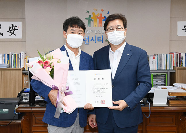 김병두(왼쪽) 수원FC 신임 이사장과 염태영 수원시장. /사진=수원FC
