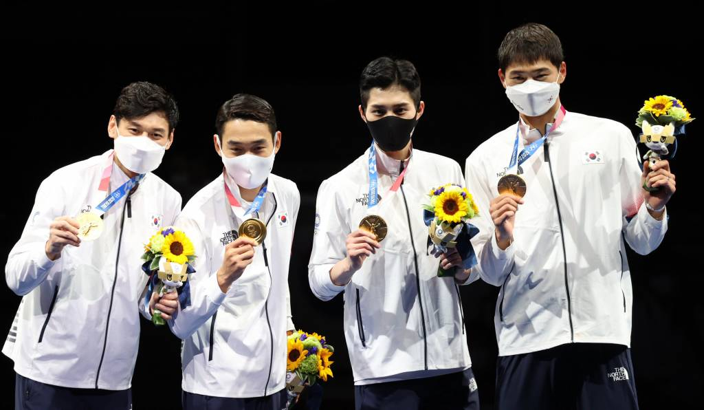 [지바(일본)=뉴시스] 최진석 기자 = 대한민국 펜싱 남자대표팀 선수들이 28일 오후 일본 지바 마쿠하리 메세 B홀에서 열린 도쿄올림픽 펜싱 남자 사브르 단체전 메달 시상식에서 메달 세리머니를 하고 있다. 남자대표팀은 이탈리아와의 결승전에서 45대26으로 승리해 금메달을 획득했다. 2021.07.28. myjs@newsis.com
