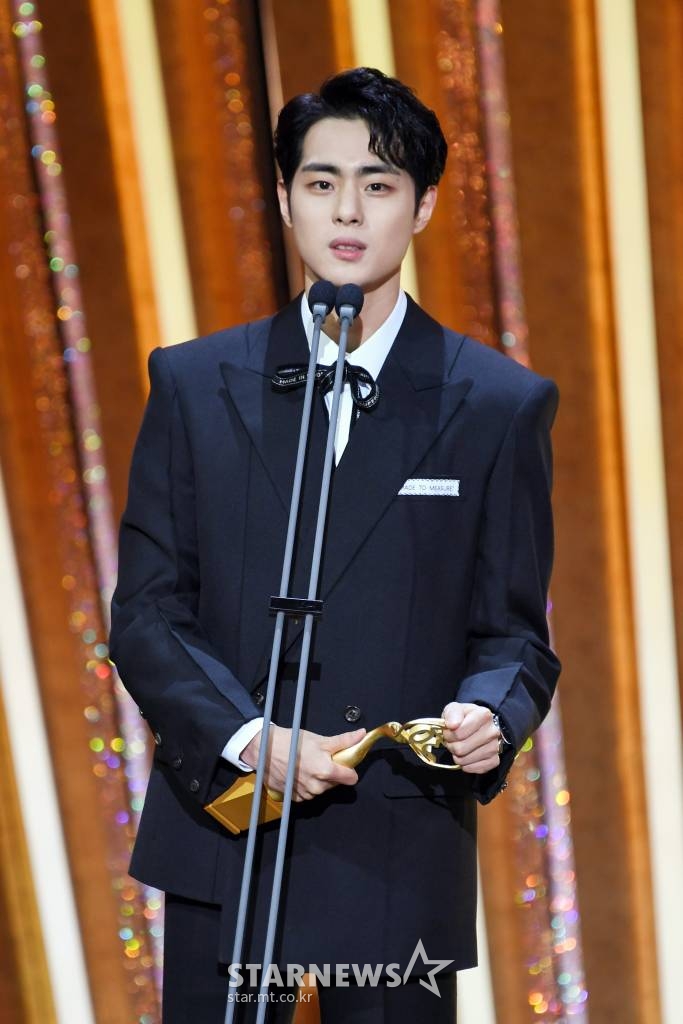 배우 조병규가 31일 오후 서울 마포구 상암동 SBS 프리즘타워에서 열린 SBS '연기대상'에서 신인 연기상을 수상한 뒤 소감을 말하고 있다. / 사진제공 = SBS /사진=김창현 기자 chmt@