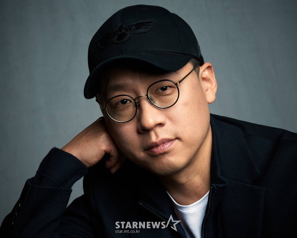 넷플릭스 '킹덤: 아신전' 김성훈 감독이 28일 오후 온라인 인터뷰에 앞서 포즈를 취하고 있다. '킹덤: 아신전'은 조선을 뒤덮은 거대한 비극의 시작인 생사초와 아신의 이야기를 담은 '킹덤' 시리즈의 스페셜 에피소드다. / 사진제공 = 넷플릭스 /사진=김창현 기자 chmt@