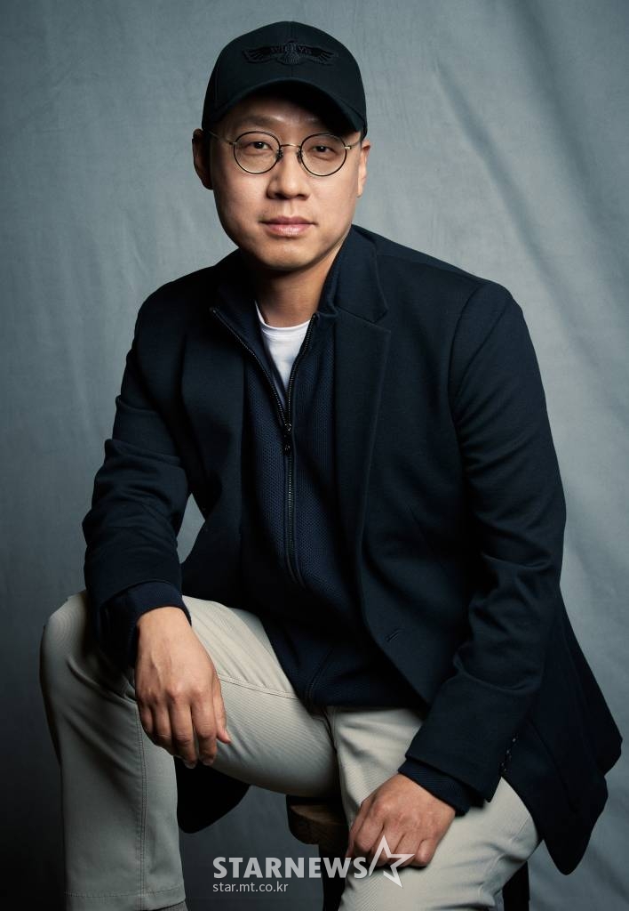 넷플릭스 '킹덤: 아신전' 김성훈 감독이 28일 오후 온라인 인터뷰에 앞서 포즈를 취하고 있다. '킹덤: 아신전'은 조선을 뒤덮은 거대한 비극의 시작인 생사초와 아신의 이야기를 담은 '킹덤' 시리즈의 스페셜 에피소드다. / 사진제공 = 넷플릭스 /사진=김창현 기자 chmt@
