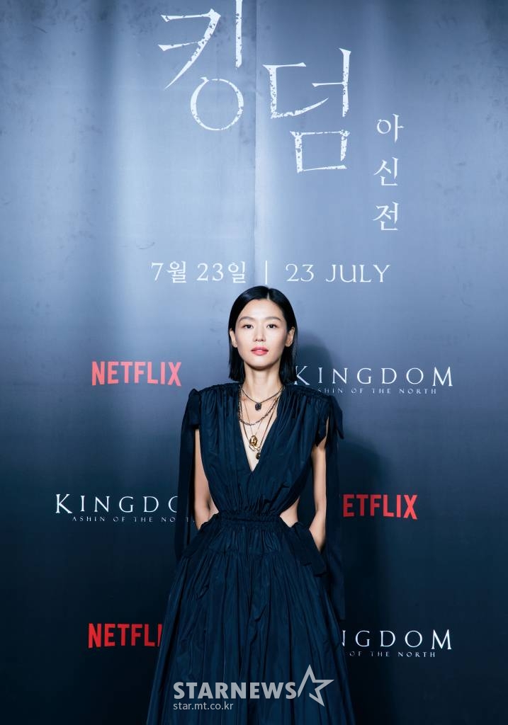 배우 전지현이 20일 오전 온라인으로 진행된 넷플릭스 '킹덤: 아신전' 제작발표회에 참석해 포즈를 취하고 있다. '킹덤: 아신전'은 조선을 뒤덮은 거대한 비극의 시작인 생사초와 아신의 이야기를 담은 '킹덤' 시리즈의 스페셜 에피소드다. 오는 23일 공개. / 사진제공 = 넷플릭스 /사진=김창현 기자 chmt@