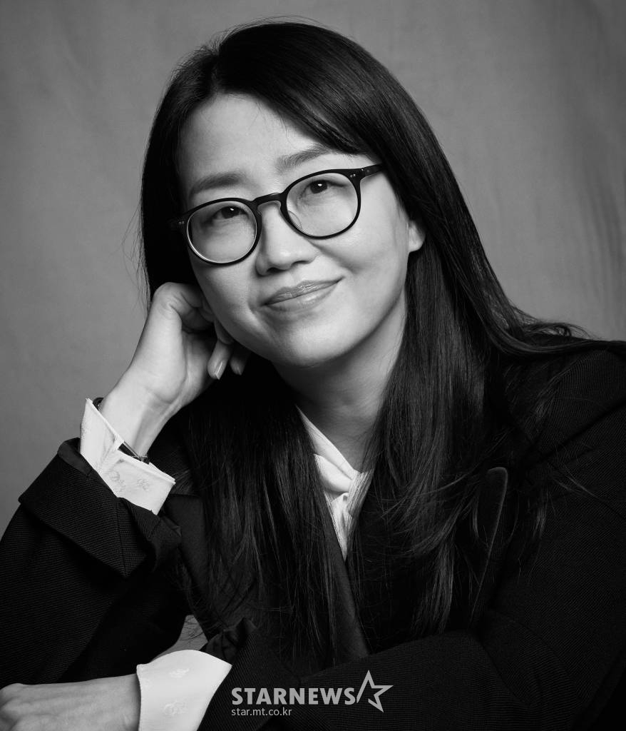 넷플릭스 '킹덤: 아신전' 김은희 작가가 29일 오후 온라인으로 진행된 인터뷰에 앞서 포즈를 취하고 있다. '킹덤: 아신전'은 조선을 뒤덮은 거대한 비극의 시작인 생사초와 아신의 이야기를 담은 '킹덤' 시리즈의 스페셜 에피소드다. / 사진제공 = 넷플릭스 /사진=김창현 기자 chmt@