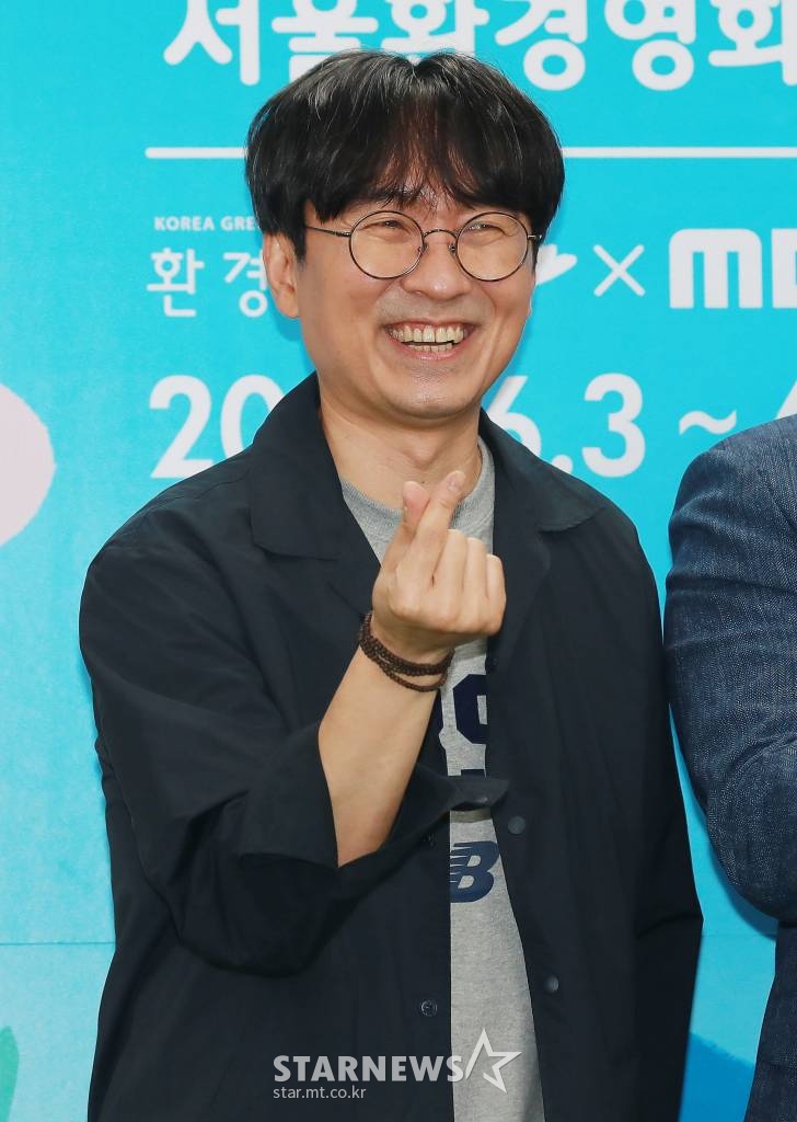 장항준 감독이 3일 오후 서울 중구 환경재단 레이첼카슨홀에서 진행된 제18회 서울환경영화제 개막식에 참석해 포즈를 취하고 있다. /2021.06.03 /사진=이동훈 기자 photoguy@