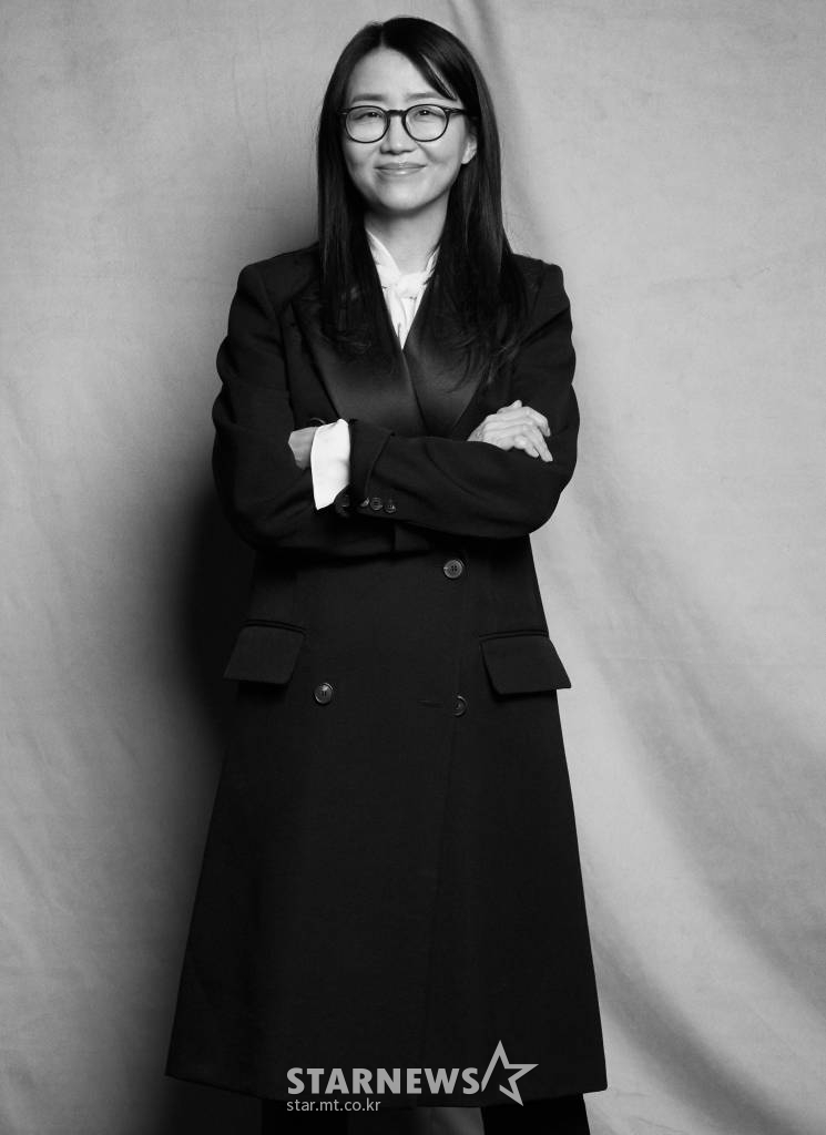 넷플릭스 '킹덤: 아신전' 김은희 작가가 29일 오후 온라인으로 진행된 인터뷰에 앞서 포즈를 취하고 있다. '킹덤: 아신전'은 조선을 뒤덮은 거대한 비극의 시작인 생사초와 아신의 이야기를 담은 '킹덤' 시리즈의 스페셜 에피소드다. / 사진제공 = 넷플릭스 /사진=김창현 기자 chmt@