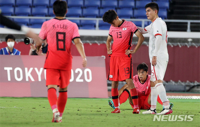 31일 일본 인터내셔널 요코하마 스타디움에서 열린 2020 도쿄올림픽 남자축구 8강전 대한민국과 멕시코의 경기에서 3-6으로 완패한 뒤 선수들이 아쉬워 하고 있다. /사진=뉴시스