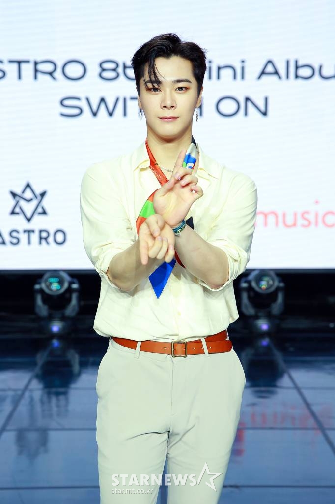 그룹 '아스트로'(ASTRO) 문빈이 2일 온라인 생중계로 진행된 미니 8집 '스위치 온'(SWITCH ON) 발매 기념 기자간담회에 앞서 포즈를 취하고 있다. /사진제공=판타지오뮤직 2021.08.02