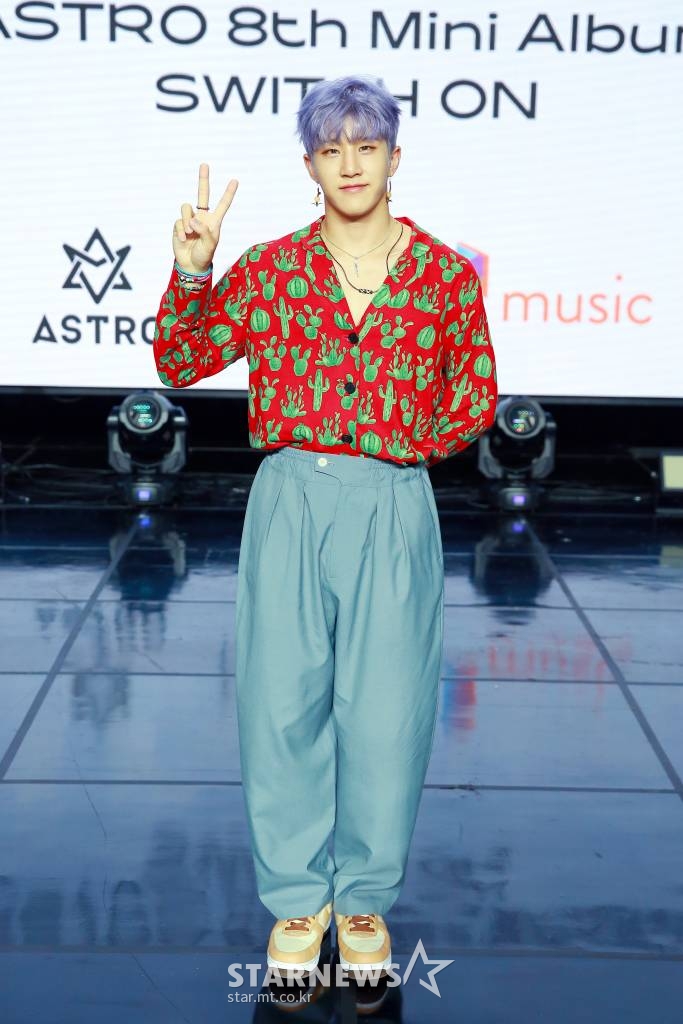 그룹 '아스트로'(ASTRO) 진진이 2일 온라인 생중계로 진행된 미니 8집 '스위치 온'(SWITCH ON) 발매 기념 기자간담회에 앞서 포즈를 취하고 있다. /사진제공=판타지오뮤직 2021.08.02