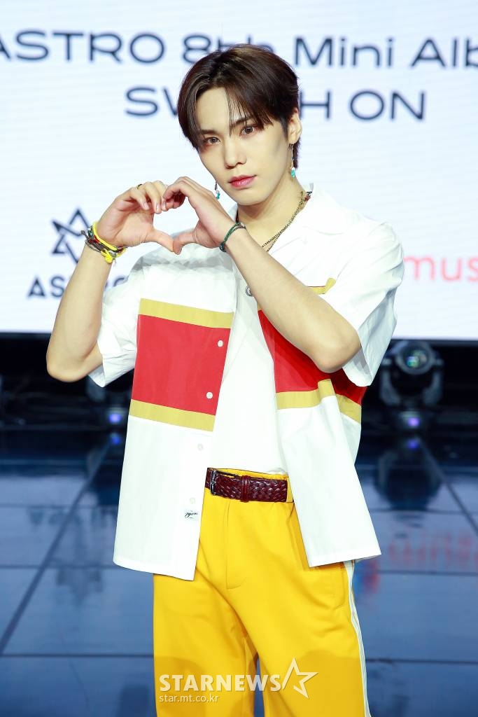 그룹 '아스트로'(ASTRO) 라키가 2일 온라인 생중계로 진행된 미니 8집 '스위치 온'(SWITCH ON) 발매 기념 기자간담회에 앞서 포즈를 취하고 있다. /사진제공=판타지오뮤직 2021.08.02