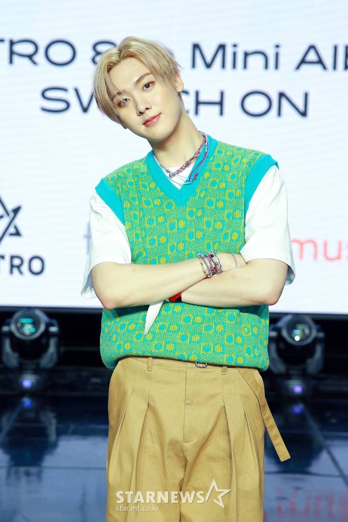 그룹 '아스트로'(ASTRO) 윤산하가 2일 온라인 생중계로 진행된 미니 8집 '스위치 온'(SWITCH ON) 발매 기념 기자간담회에 앞서 포즈를 취하고 있다. /사진제공=판타지오뮤직 2021.08.02