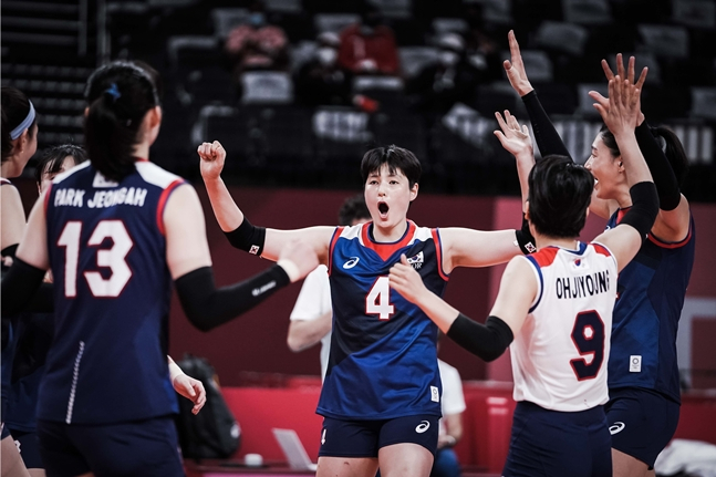 김희진(가운데)이 득점 후 기뻐하고 있다./사진=FIVB