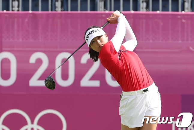 고진영이 4일 일본 사이타마현 가스미가세키 컨트리클럽에서 열린 2020 도쿄올림픽 여자 골프 1라운드에서 샷을 하고 있다. /사진=뉴스1