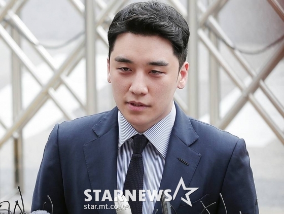 해외 원정도박 혐의를 받고 있는 빅뱅 전 멤버 승리가 28일 오전 서울 중랑구 묵동 서울지방경찰청 지능범죄수사대에서 조사를 받기 위해 출석하고 있다. 승리는 양현석 전 YG엔터테인먼트 대표와 함께 해외를 오가며 13억원 상당 외국환거래(환치기)를 했다는 의혹을 받고 있다. /사진=김창현 기자 chmt@