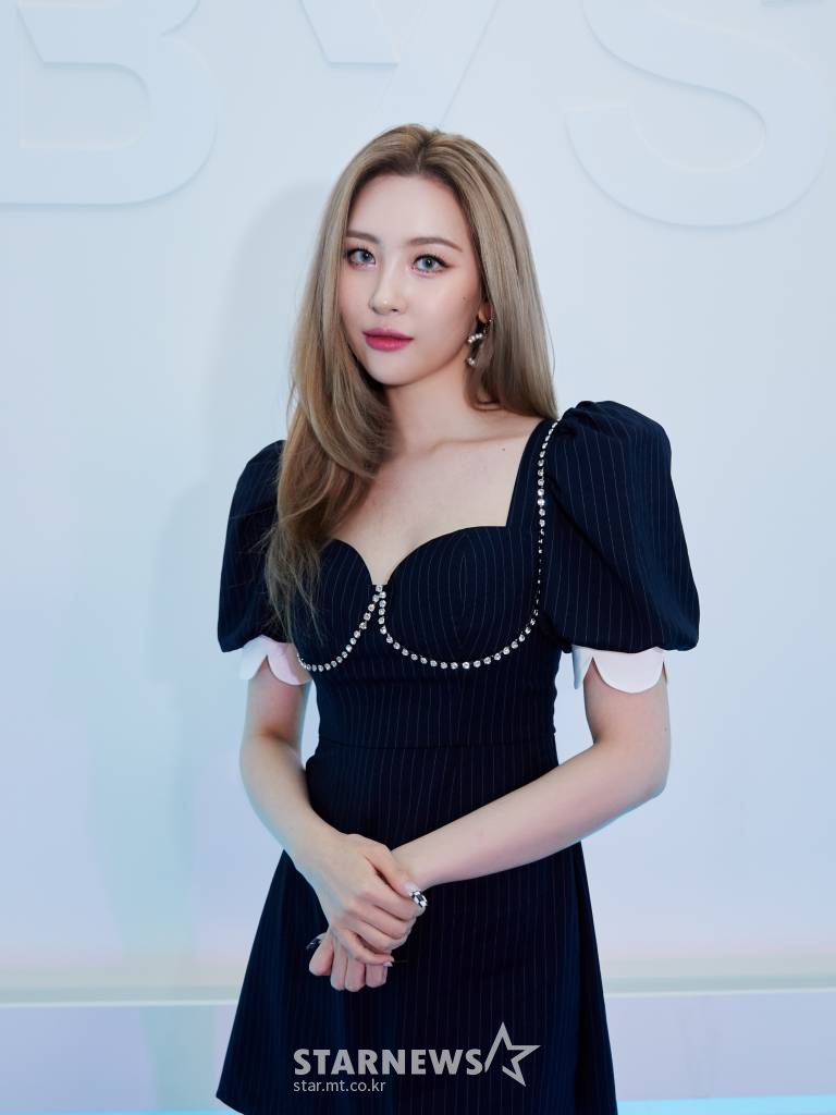 가수 선미가 6일 오후 온라인 생중계로 진행된 세 번째 미니앨범 '1/6'(6분의 1) 발매 기념 기자간담회에 앞서 포즈를 취하고 있다. /사진제공=어비스컴퍼니 2021.08.06