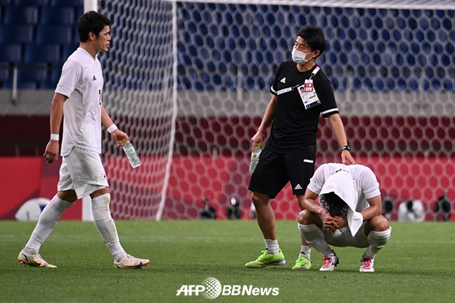 6일 일본 사이타마 스타디움에서 열린 2020 도쿄올림픽 남자축구 동메달 결정전에서 멕시코에 1-3으로 패배한 뒤 아쉬워하고 있는 일본 선수들. /AFPBBNews=뉴스1
