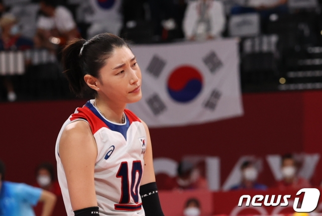 김연경이 6일 오후 일본 도쿄 아리아케 아레나에서 열린 '2020 도쿄올림픽' 여자 배구 준결승 대한민국과 브라질의 경기에서 실점 후 아쉬워하고 있다. /사진=뉴스1