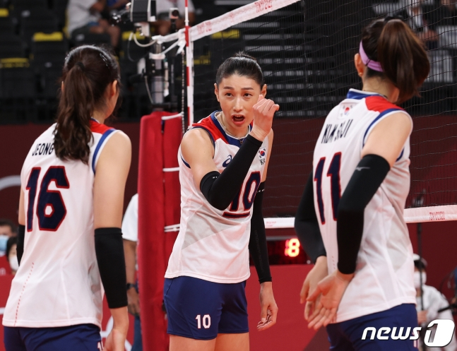 배구 김연경이 6일 오후 일본 도쿄 아리아케 아레나에서 열린 '2020 도쿄올림픽' 여자 배구 준결승 대한민국과 브라질의 경기에서 동료들을 응원하고 있다. /사진=뉴스1