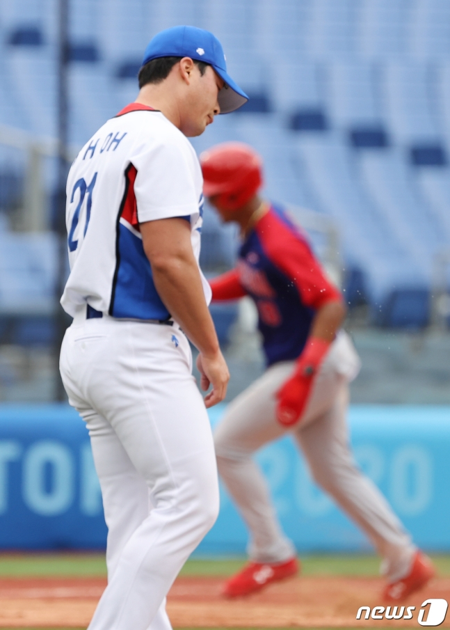 오승환이 7일 일본 요코하마 스타디움에서 열린 2020 도쿄 올림픽 야구 동메달 결정전에서 8회 초 1사 만루에서 적시타를 허용해 아쉬워하고 있다./사진=뉴스1