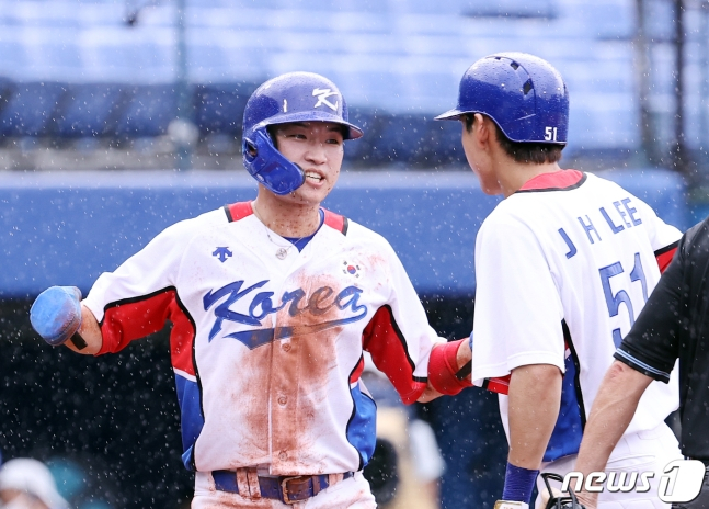 박해민이 7일 일본 요코하마 스타디움에서 열린 2020 도쿄 올림픽 야구 동메달 결정전에서 5회 말 상대 폭투에 홈으로 들어왔다./사진=뉴스1