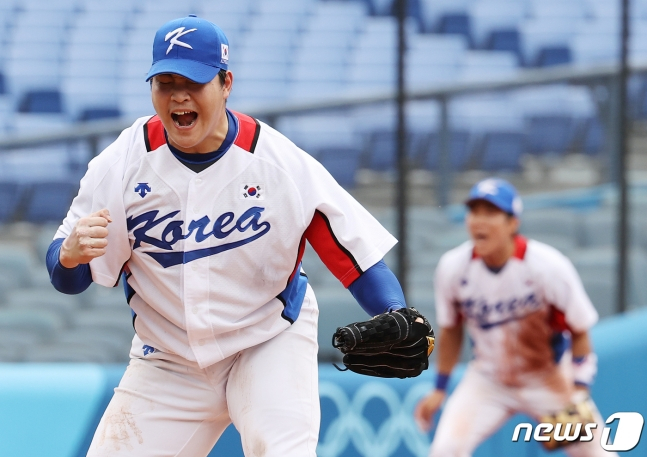조상우가 7일 일본 요코하마 스타디움에서 열린 2020 도쿄 올림픽 야구 동메달 결정전에서 6회 초 2사 만루에서 삼진을 잡아내고 포효하고 있다./사진=뉴스1