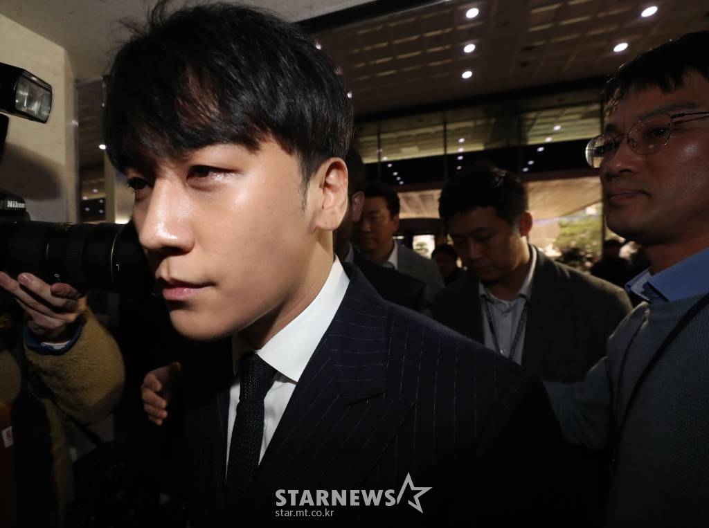 외국인 투자자 성접대 의혹을 받는 전 빅뱅 멤버 승리가 14일 오후 서울 종로구 서울지방경찰청에서 조사를 받기 위해 피의자 신분으로 출석하고 있다. /사진=김창현 기자 chmt@