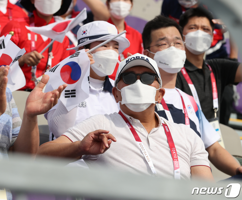 정의선 현대차그룹 회장이 도쿄올림픽의 한국 남자 양궁대표를 응원하는 모습/사진제공=뉴스1