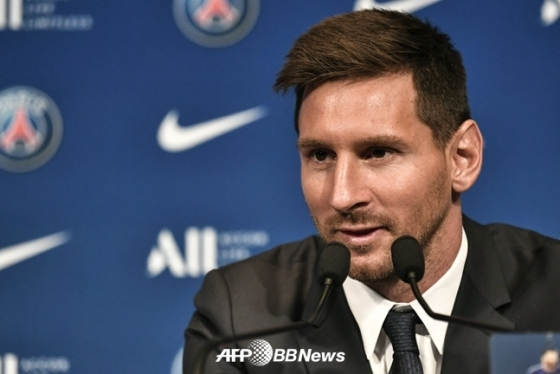 리오넬 메시가 PSG 입단 기자회견을 하고 있다. /AFPBBNews=뉴스1