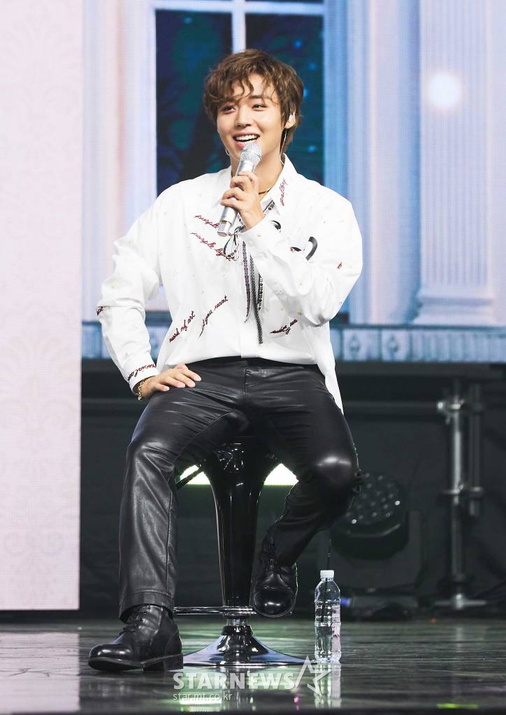 가수 박지훈이 12일 오후 온라인 생중계로 진행된 네 번째 미니앨범 'My Collection' 발매 기념 쇼케이스에서 질문에 답하고 있다. /사진제공=마루기획 2021.08.12