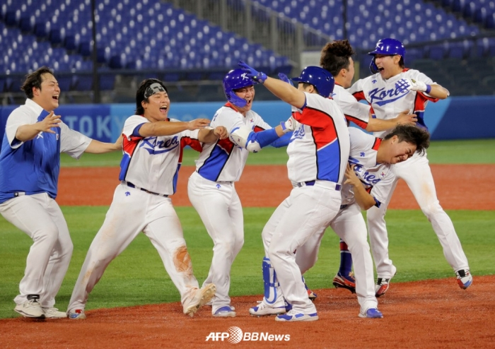8월 1일 도미니카공화국과 2020 도쿄 올림픽 녹아웃 스테이지 1차전에서 9회말 끝내기 승리를 거둔 뒤 기뻐하는 한국 야구 대표팀. /AFPBBNews=뉴스1
