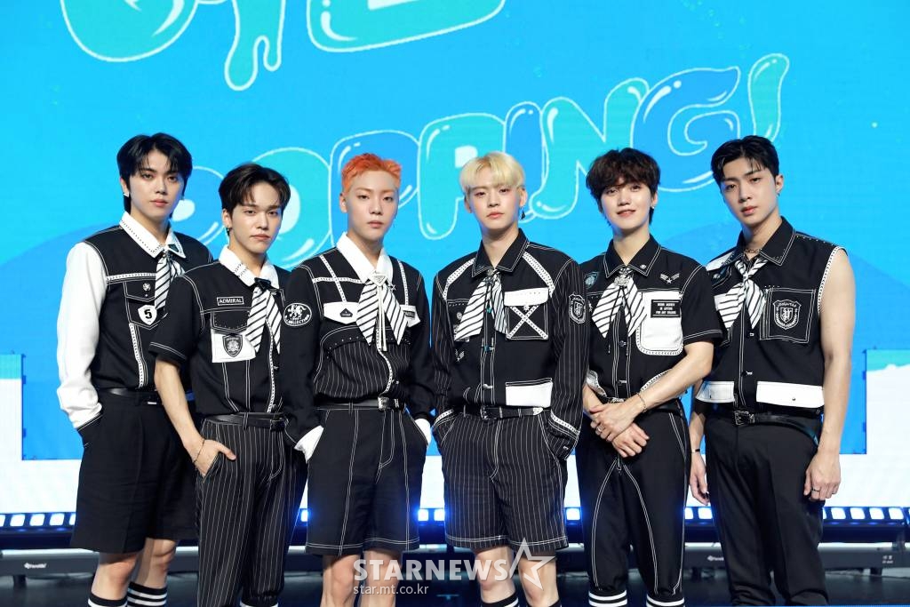 그룹 온앤오프(ONF)가 9일 오후 온라인 생중계로 진행된 여름 한정판 'SUMMER POPUP ALBUM' 발매 기념 쇼케이스에 앞서 포즈를 취하고 있다. /사진제공=WM엔터테인먼트 /사진=이동훈 기자 photoguy@