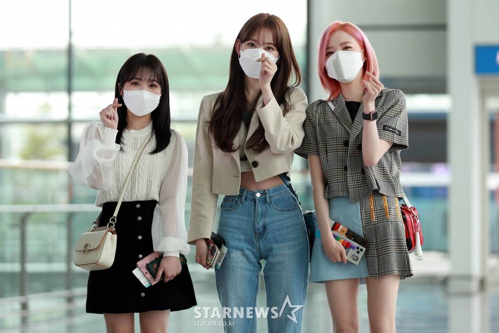 그룹 아이즈원 야부키 나코, 미야와키 사쿠라, 혼다 히토미가 29일 오전 인천국제공항을 통해 일본 도쿄로 출국하고 있다. /사진=임성균 기자 tjdrbs23@