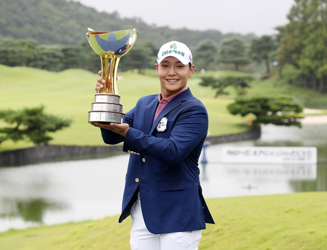 서요섭이 '제64회 KPGA 선수권대회 with A-ONE CC'에서 우승한 후 트로피를 들고 포즈를 취하고 있다./사진=뉴스1