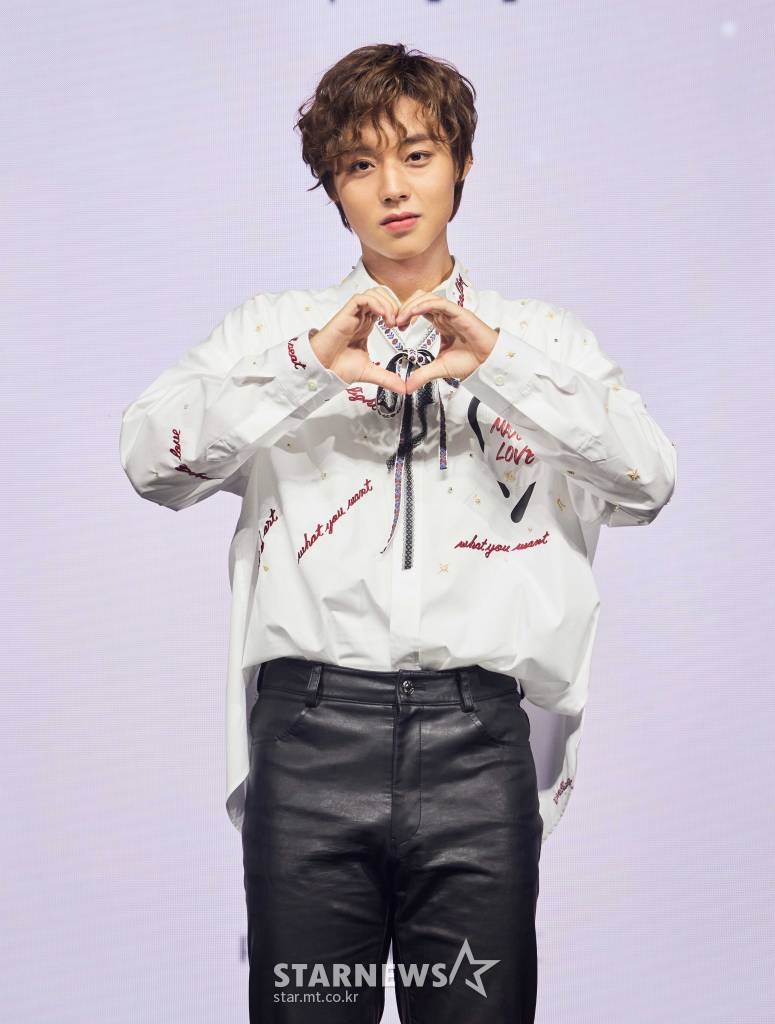 가수 박지훈이 12일 오후 온라인 생중계로 진행된 네 번째 미니앨범 'My Collection' 발매 기념 쇼케이스에 앞서 포즈를 취하고 있다. /사진제공=마루기획 2021.08.12