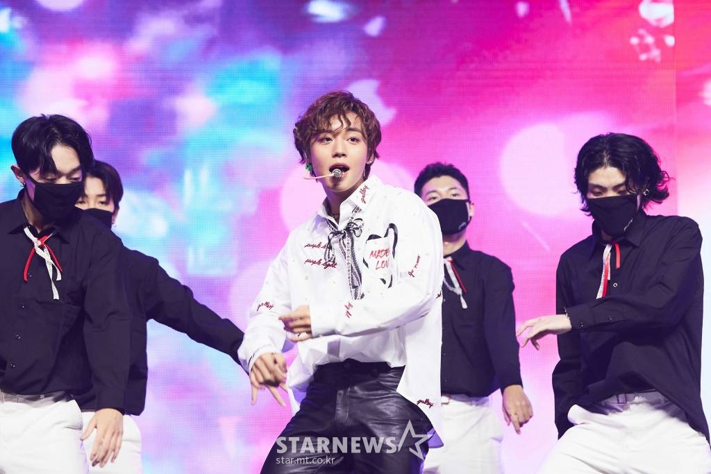 가수 박지훈이 12일 오후 온라인 생중계로 진행된 네 번째 미니앨범 'My Collection' 발매 기념 쇼케이스에서 공연을 펼치고 있다. /사진제공=마루기획 2021.08.12