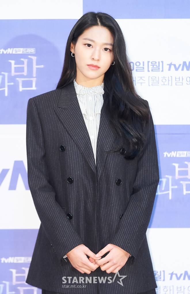 AOA 설현이 25일 오후 tvN 새 월화드라마 '낮과 밤' 온라인 제작발표회에 참석해 포즈를 취하고 있다. '낮과 밤'은 현재 일어나는 미스터리한 사건들과 연관있는, 28년 전 한 마을에서 일어난 의문의 사건에 대한 비밀을 파헤치는 예고 살인 추리극이다. 오는 30일 첫 방송. / 사진제공 = tvN /사진=김창현 기자 chmt@