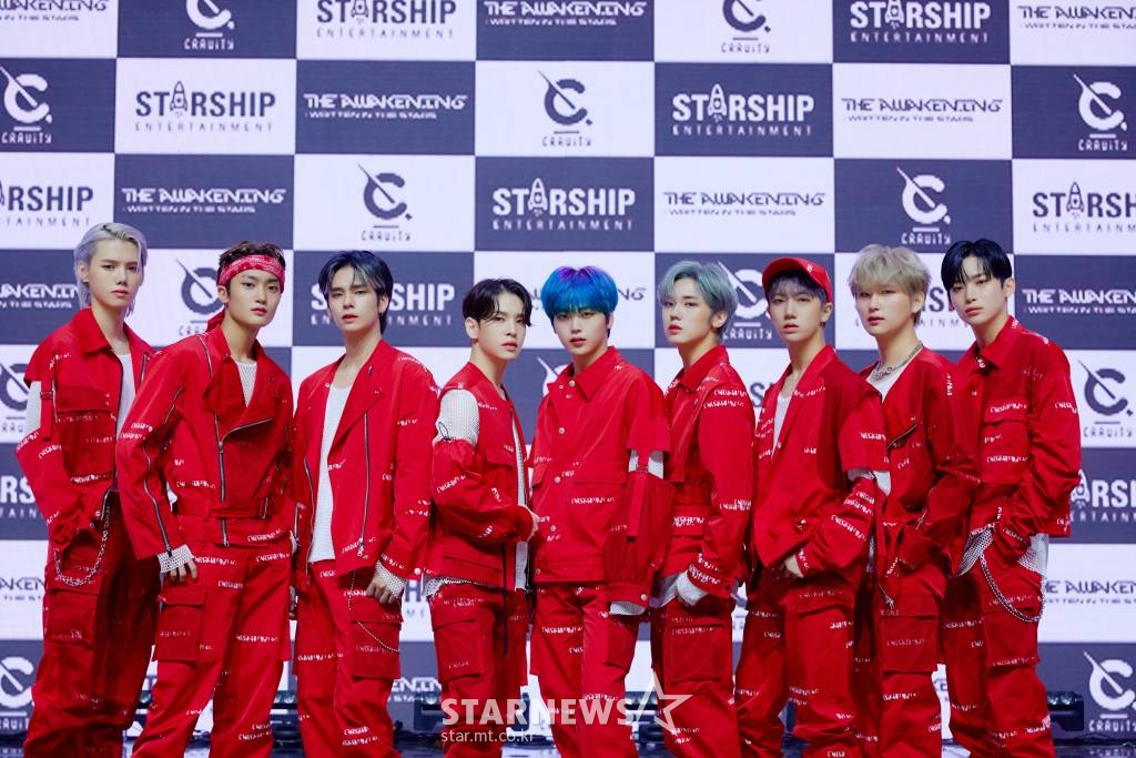그룹 크래비티(CRAVITY)가 19일 오후 온라인으로 진행된 첫 정규앨범 파트 1 '디 어웨이크닝: 리튼 인 더 스타즈'(THE AWAKENING: Written in the stars)를 발매 기념 쇼케이스에서 포즈를 취하고 있다. 정규 1집 'THE AWAKENING'은 목표를 향해 비상하는 그들만의 도전적인 의식이 담겨 있는 앨범이다. / 사진제공 = 스타쉽엔터테인먼트
