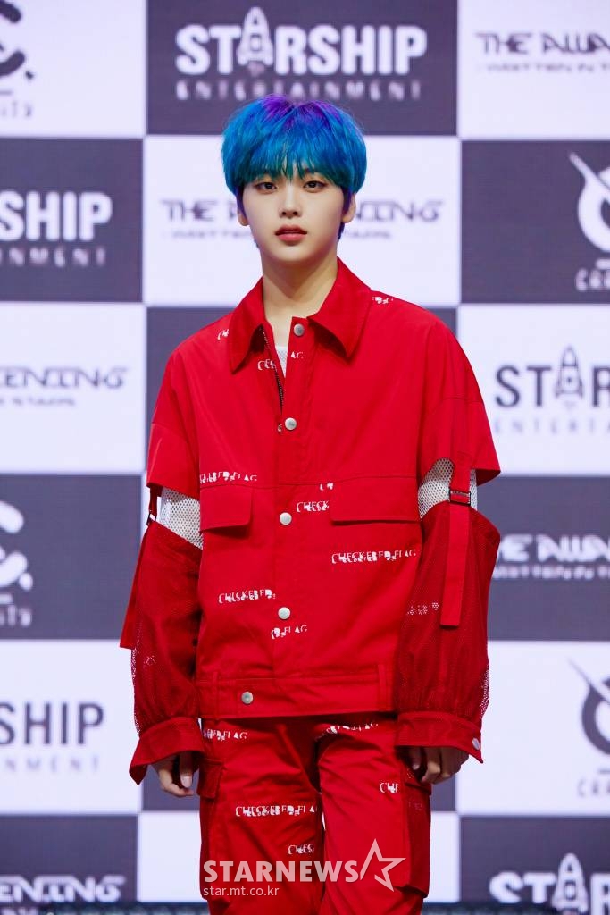 그룹 크래비티(CRAVITY) 형준이 19일 오후 온라인으로 진행된 첫 정규앨범 파트 1 '디 어웨이크닝: 리튼 인 더 스타즈'(THE AWAKENING: Written in the stars)를 발매 기념 쇼케이스에서 포즈를 취하고 있다. 정규 1집 'THE AWAKENING'은 목표를 향해 비상하는 그들만의 도전적인 의식이 담겨 있는 앨범이다. / 사진제공 = 스타쉽엔터테인먼트
