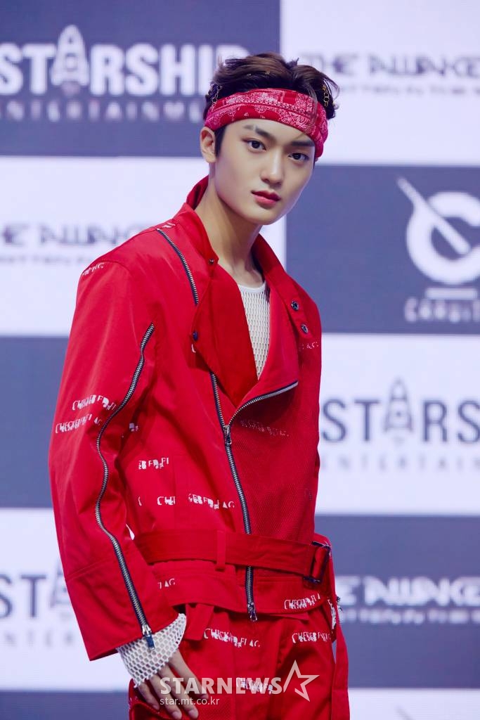 그룹 크래비티(CRAVITY) 태영이 19일 오후 온라인으로 진행된 첫 정규앨범 파트 1 '디 어웨이크닝: 리튼 인 더 스타즈'(THE AWAKENING: Written in the stars)를 발매 기념 쇼케이스에서 포즈를 취하고 있다. 정규 1집 'THE AWAKENING'은 목표를 향해 비상하는 그들만의 도전적인 의식이 담겨 있는 앨범이다. / 사진제공 = 스타쉽엔터테인먼트