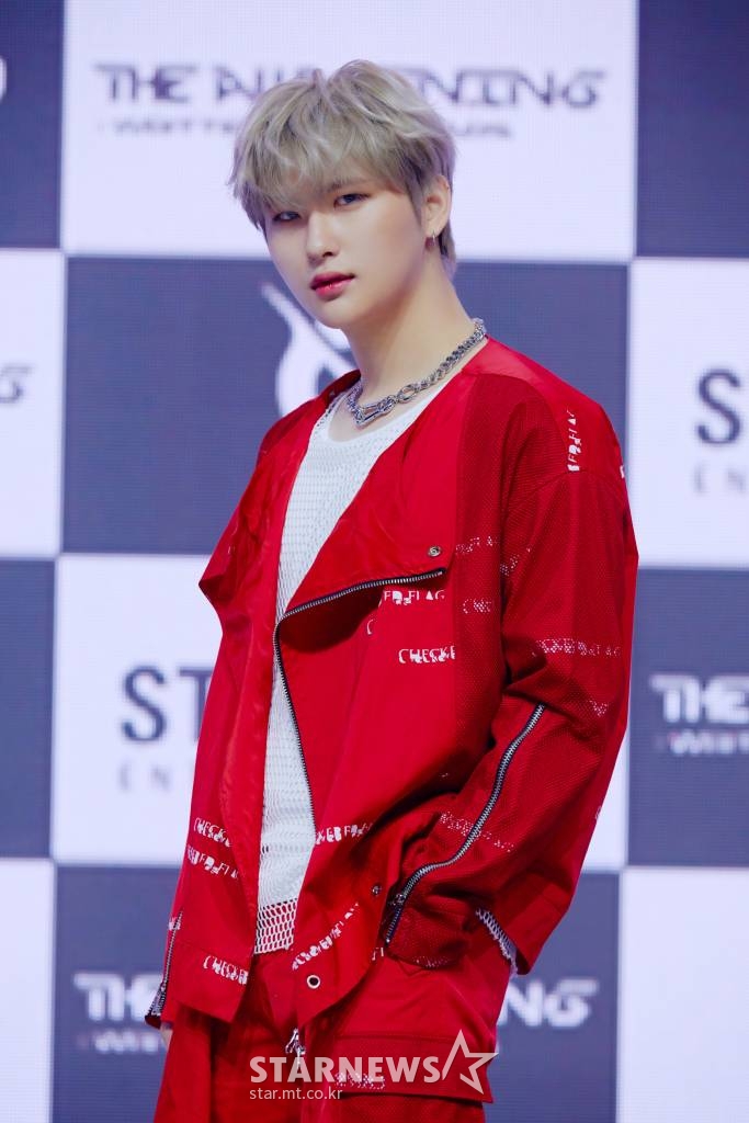 그룹 크래비티(CRAVITY) 우빈이 19일 오후 온라인으로 진행된 첫 정규앨범 파트 1 '디 어웨이크닝: 리튼 인 더 스타즈'(THE AWAKENING: Written in the stars)를 발매 기념 쇼케이스에서 포즈를 취하고 있다. 정규 1집 'THE AWAKENING'은 목표를 향해 비상하는 그들만의 도전적인 의식이 담겨 있는 앨범이다. / 사진제공 = 스타쉽엔터테인먼트