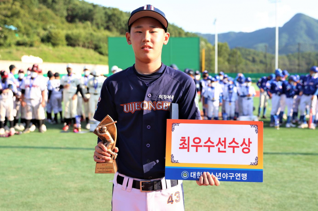 최우수선수상(MVP)을 받은 경기 의정부시유소년야구단 문한결(상명중1). /사진=대한유소년야구연맹 제공