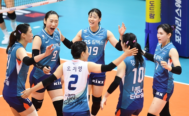 GS칼텍스 선수들이 23일 KOVO컵에서 득점 성공 후 기뻐하고 있다./사진=KOVO