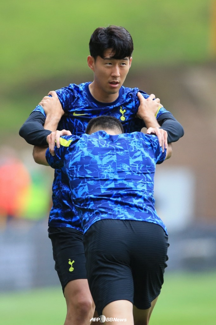 손흥민(뒤)이 지난 22일(한국시간) 울버햄튼전에 앞서 몸을 풀고 있다. /AFPBBNews=뉴스1