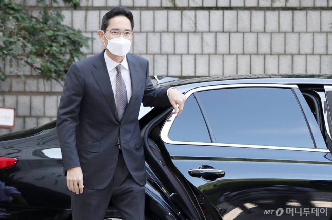 광복절 가석방으로 풀려난 이재용 삼성전자 부회장이 지난 19일 서울 중앙지방법원에서 열린 공판에 출석하고 있다./사진제공=머니투데이