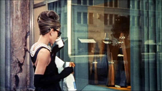 영화 '티파니에서 아침을(Breakfast at Tiffany's)' 중 한 장면, 1961. 사진제공= Okerele via Wikimedia Commons/Public Domain.